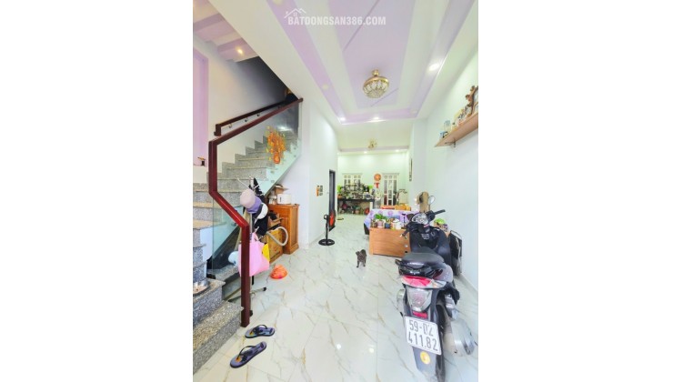 Bán nhà Đường Long Phước, Phường Long Phước, DT 50m2, 2 tầng, 2PN, SH, giá 3.65  tỷ.